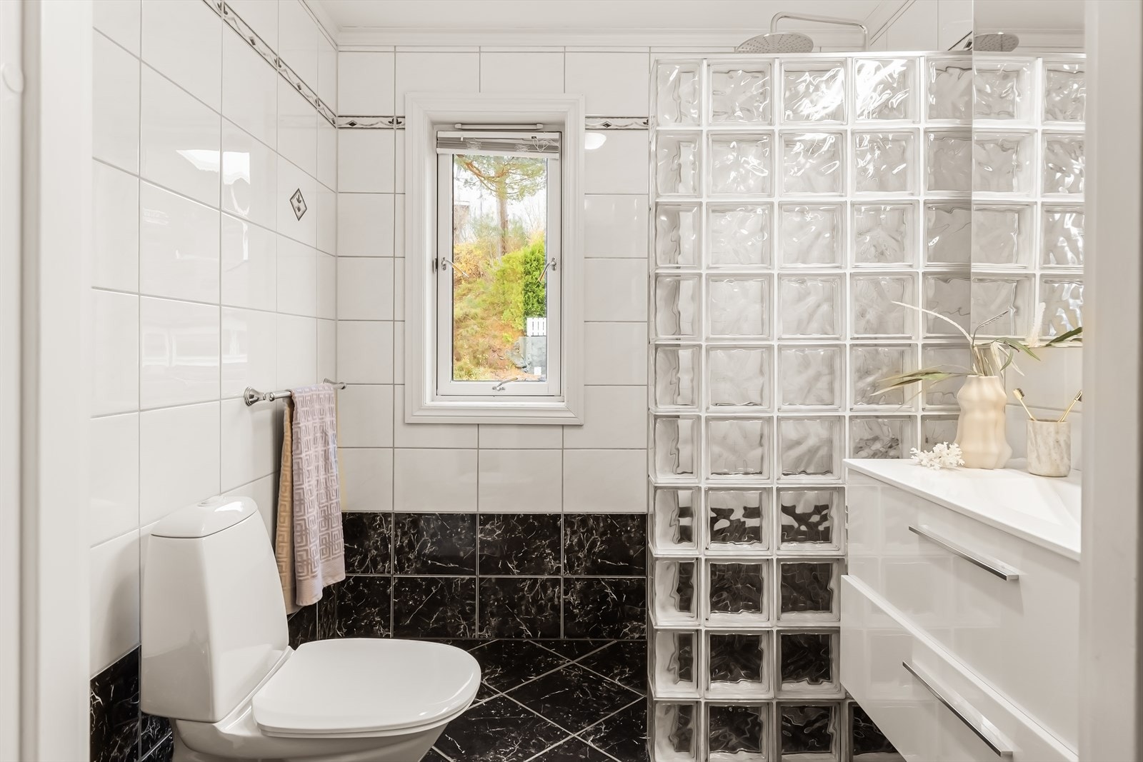 - Helfliset bad som måler 4,5m² - Galleribilde