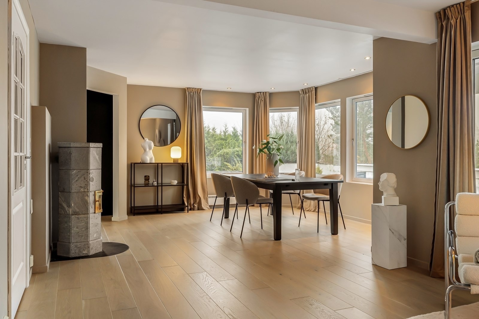 - Stuen har svært generøse vindusflater som gir rikelig med verdifullt lysinnslipp - Galleribilde