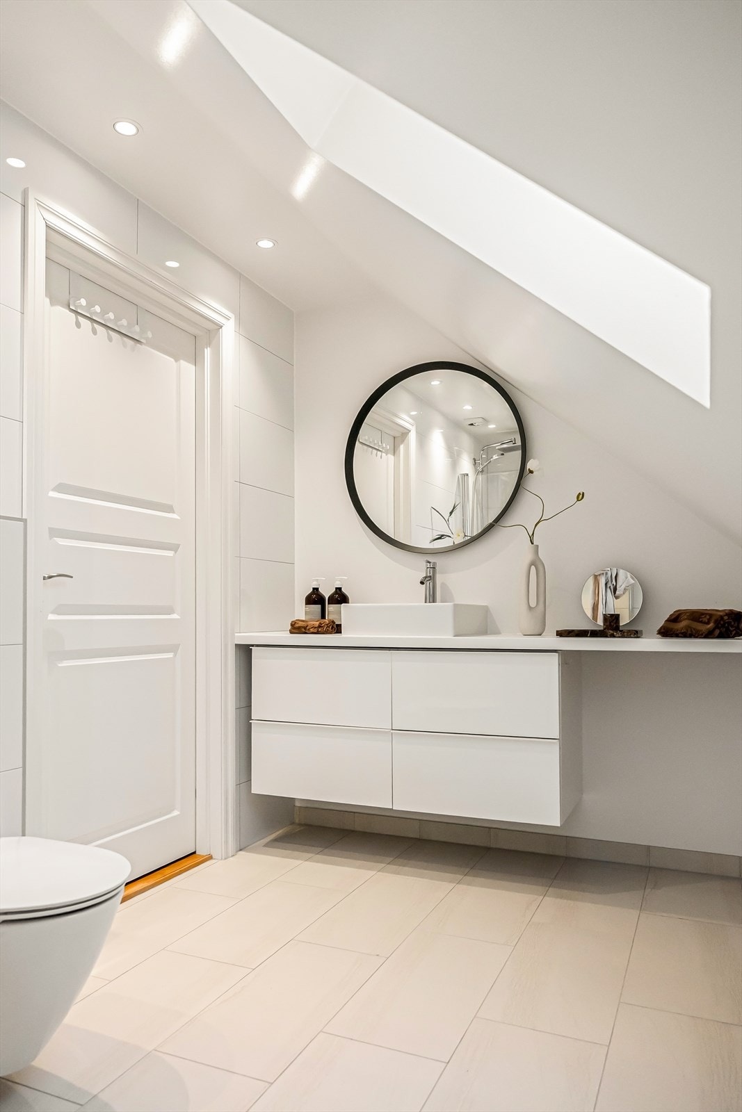 - Badet er innredet med heldekkende servant, innfellbare dusjdører og toalett - Galleribilde