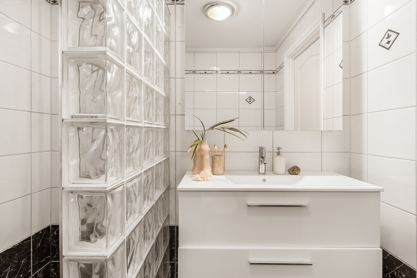 - Badet er innredet med heldekkende servant, dusjnisje, toalett og speilskap - Galleribilde