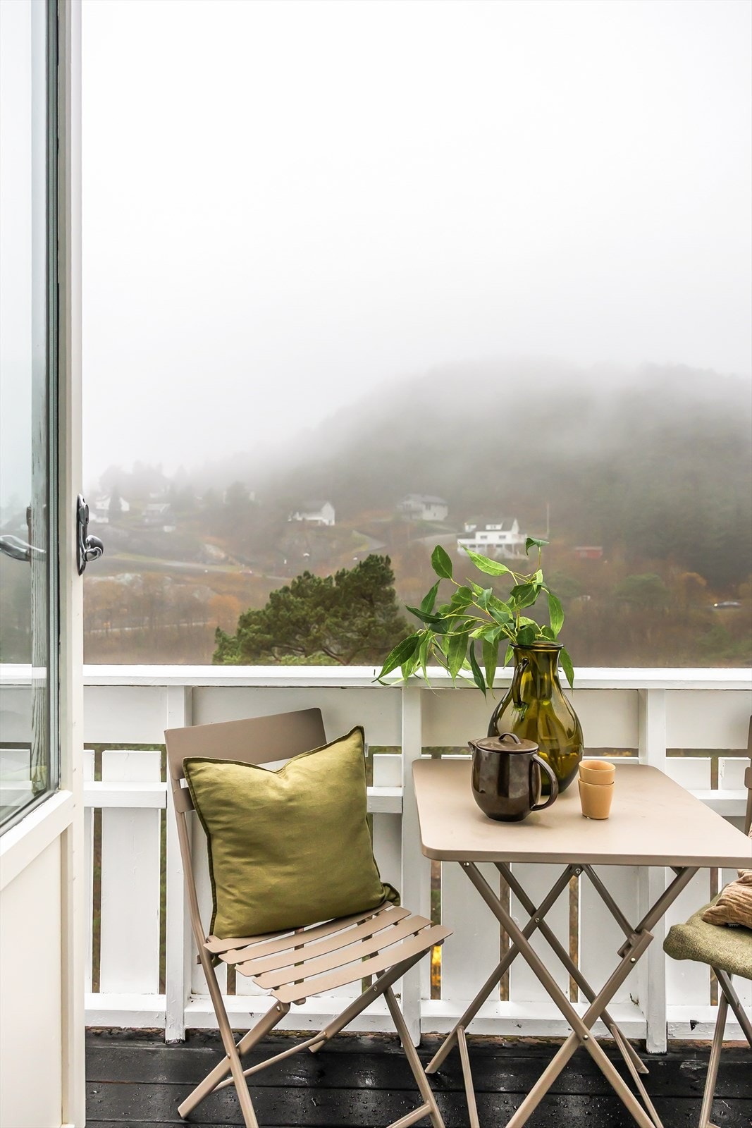 - Fra loftsstuen har man direkte tilkomst til boligens vestvendte balkong som måler 7,3m² - Galleribilde