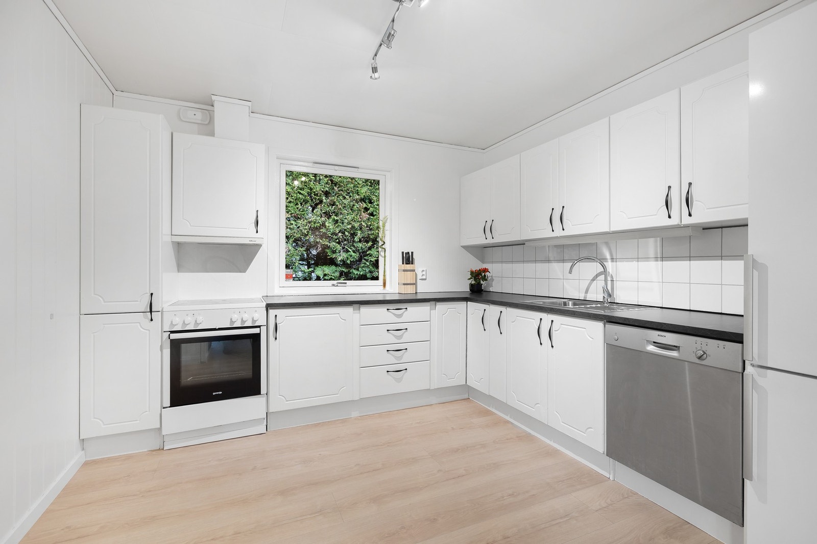 Romslig kjøkken med god skapplass, integrerte hvitevarer og vindu som slipper inn rikelig med dagslys. Galleribilde