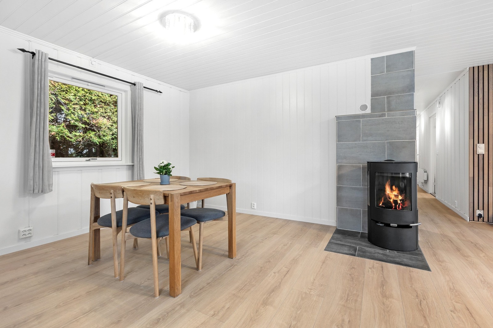 Lys og trivelig spiseplass mellom stue og kjøkken - ideell for både hverdagsmiddager og selskap. Galleribilde