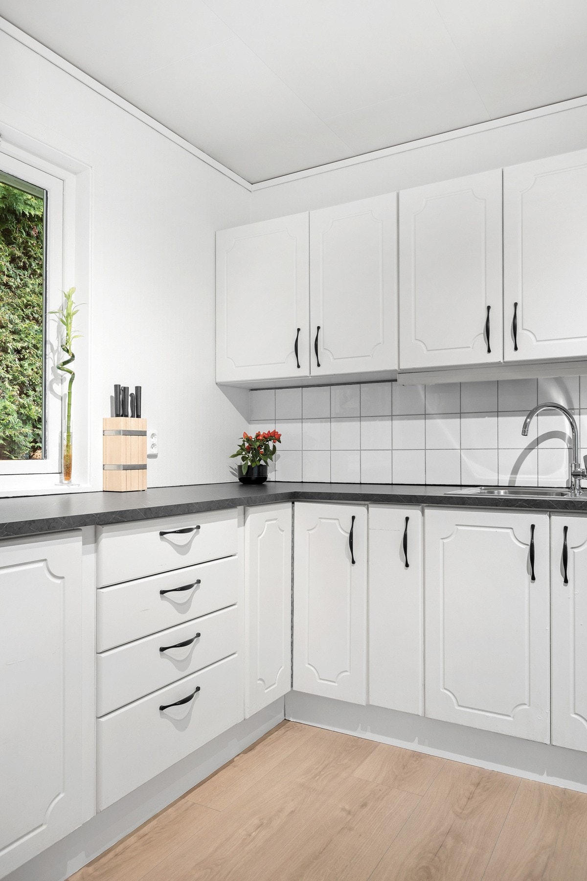 Klassiske fronter kombinert med moderne armatur og stilrene overflater gir et tidløst uttrykk. Galleribilde