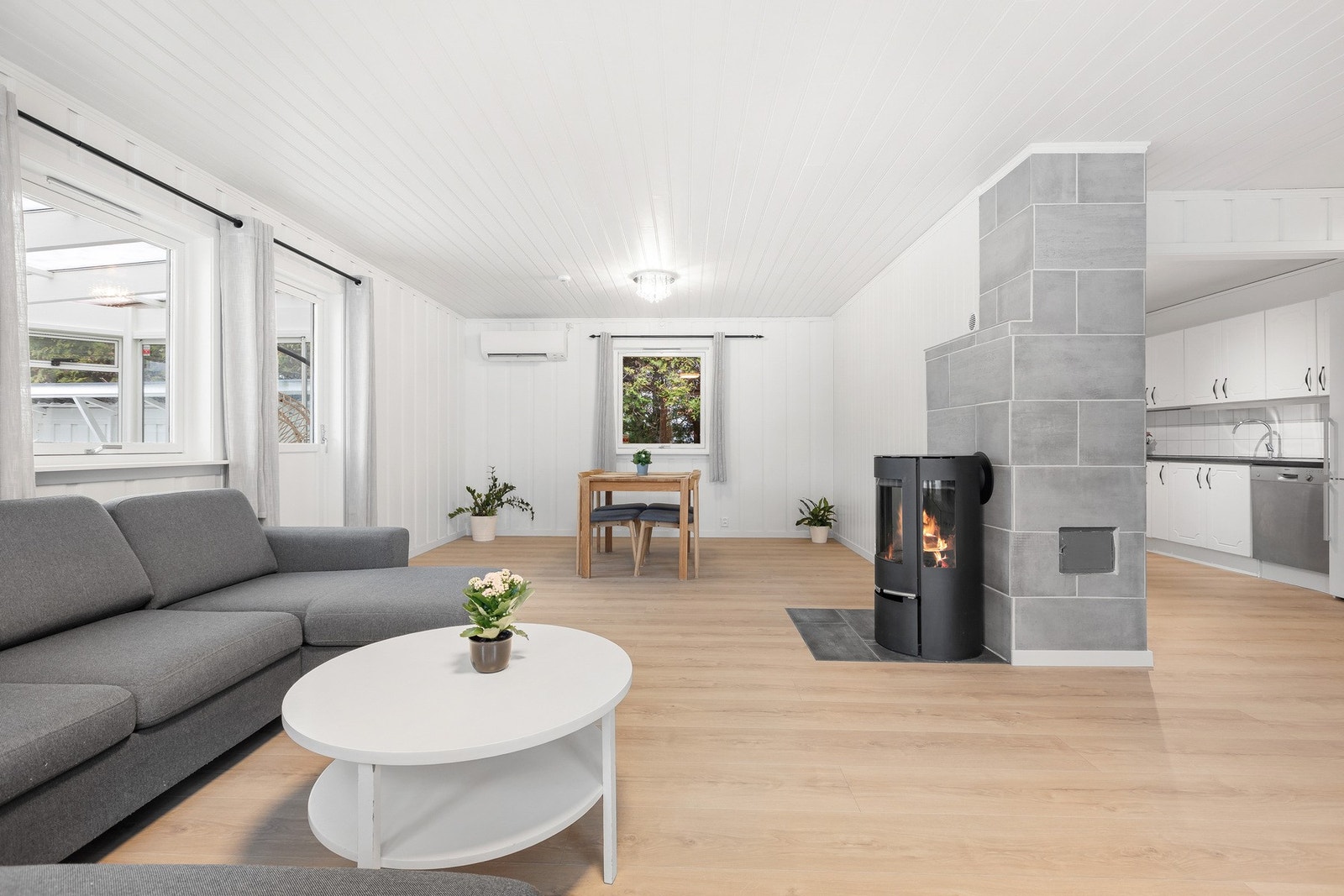 Stuen har utgang til hagen og store vinduer som slipper inn rikelig med naturlig lys. Galleribilde