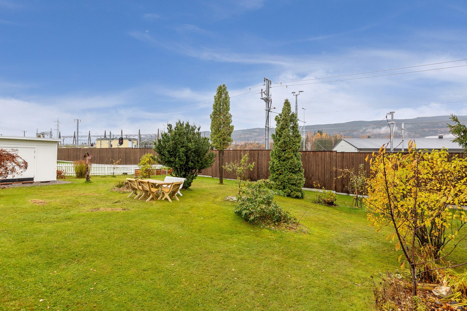 Gode solforhold og rikelig plass til lek, hagearbeid eller avslapning utendørs. Eiendommen er grensende inntil jernbanen som fortsetter videre nordover. Galleribilde