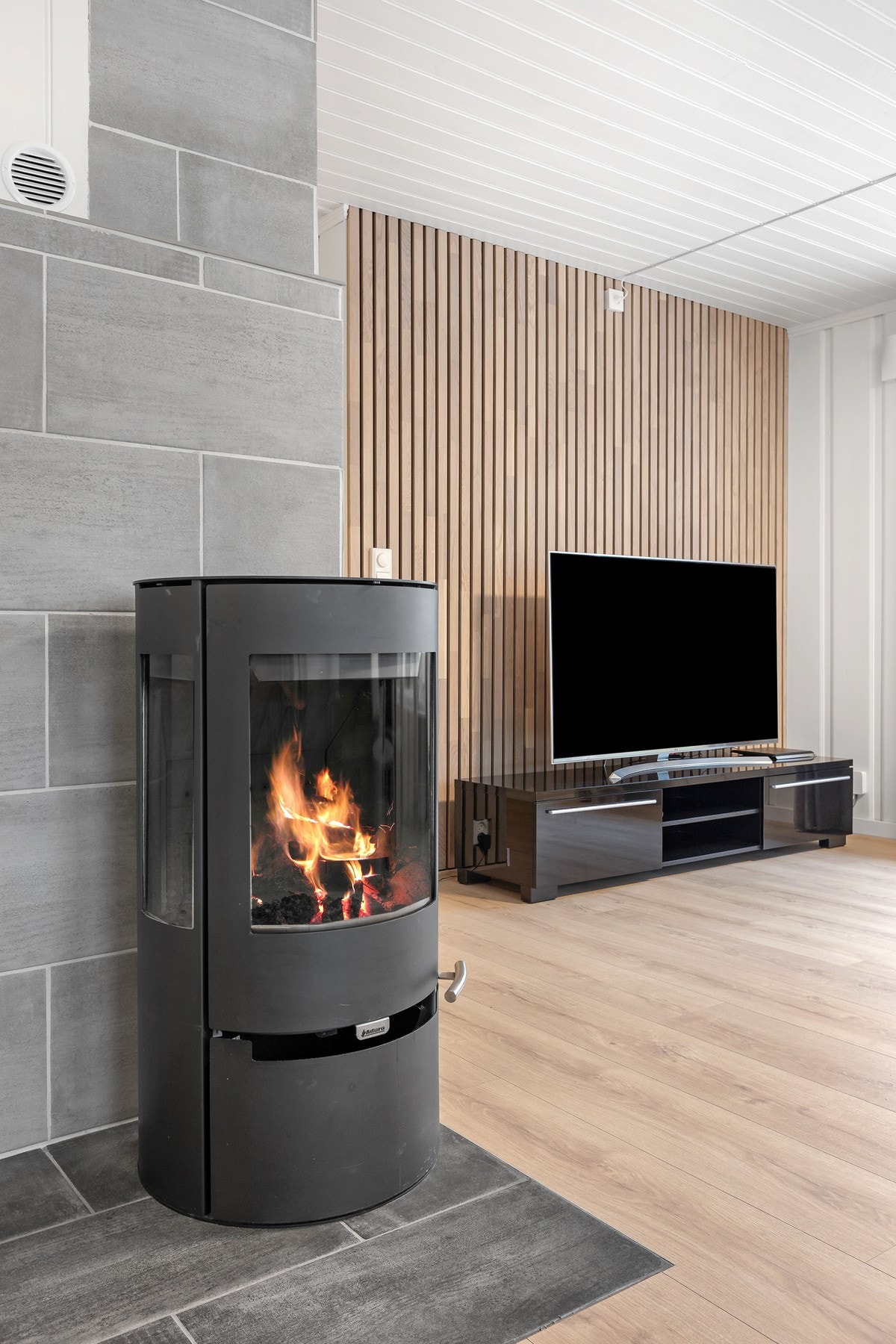 Den moderne vedovnen gir både varme og et stemningsfullt blikkfang i rommet. Galleribilde