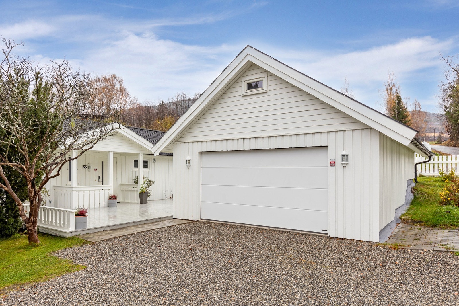 Romslig garasje og gårdsplass med god plass til parkering - praktisk for både hverdag og fritid. Galleribilde