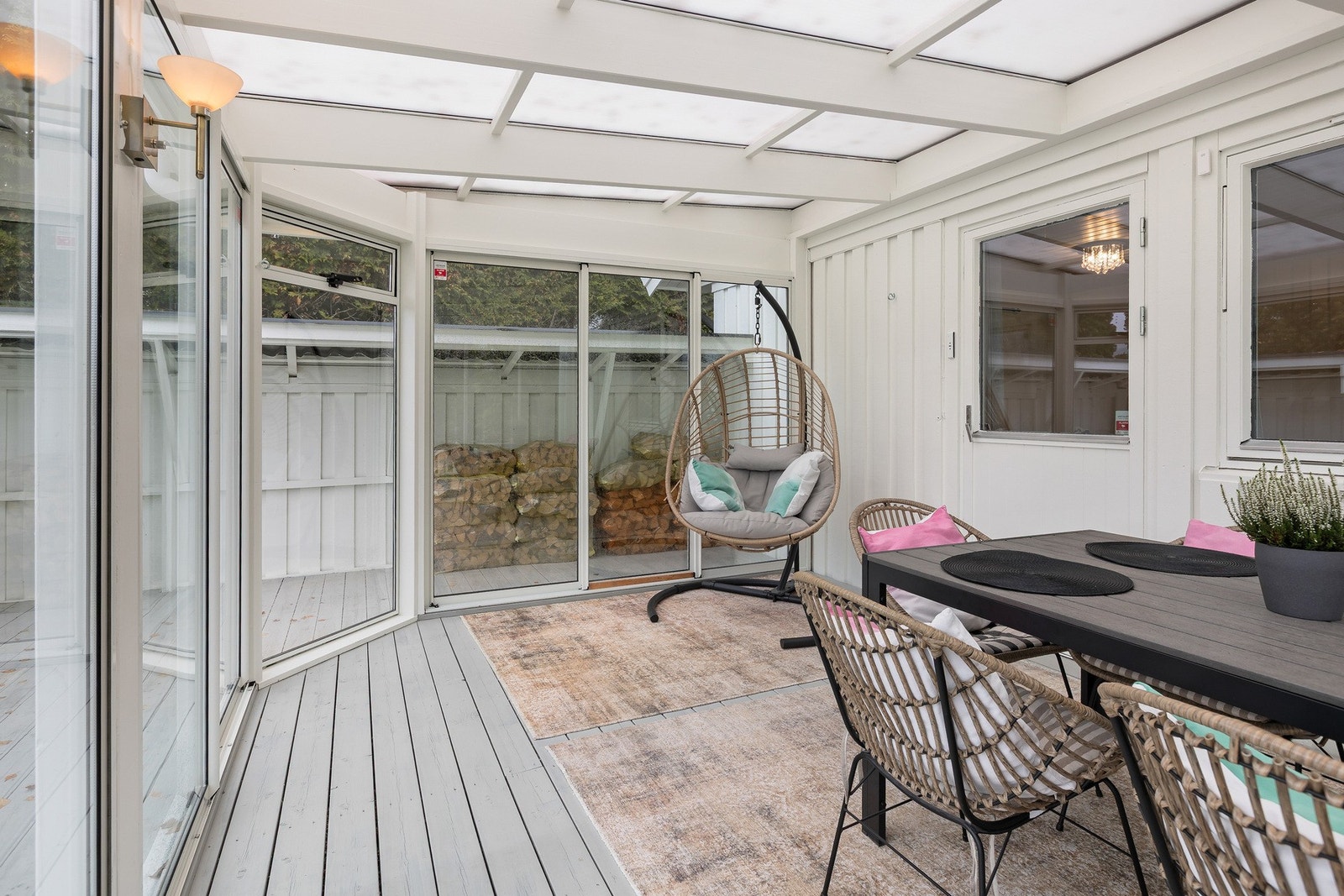 Et sjarmerende rom mellom ute og inne - ideelt for avslapping, lesing eller sosialt samvær uavhengig av vær. Galleribilde