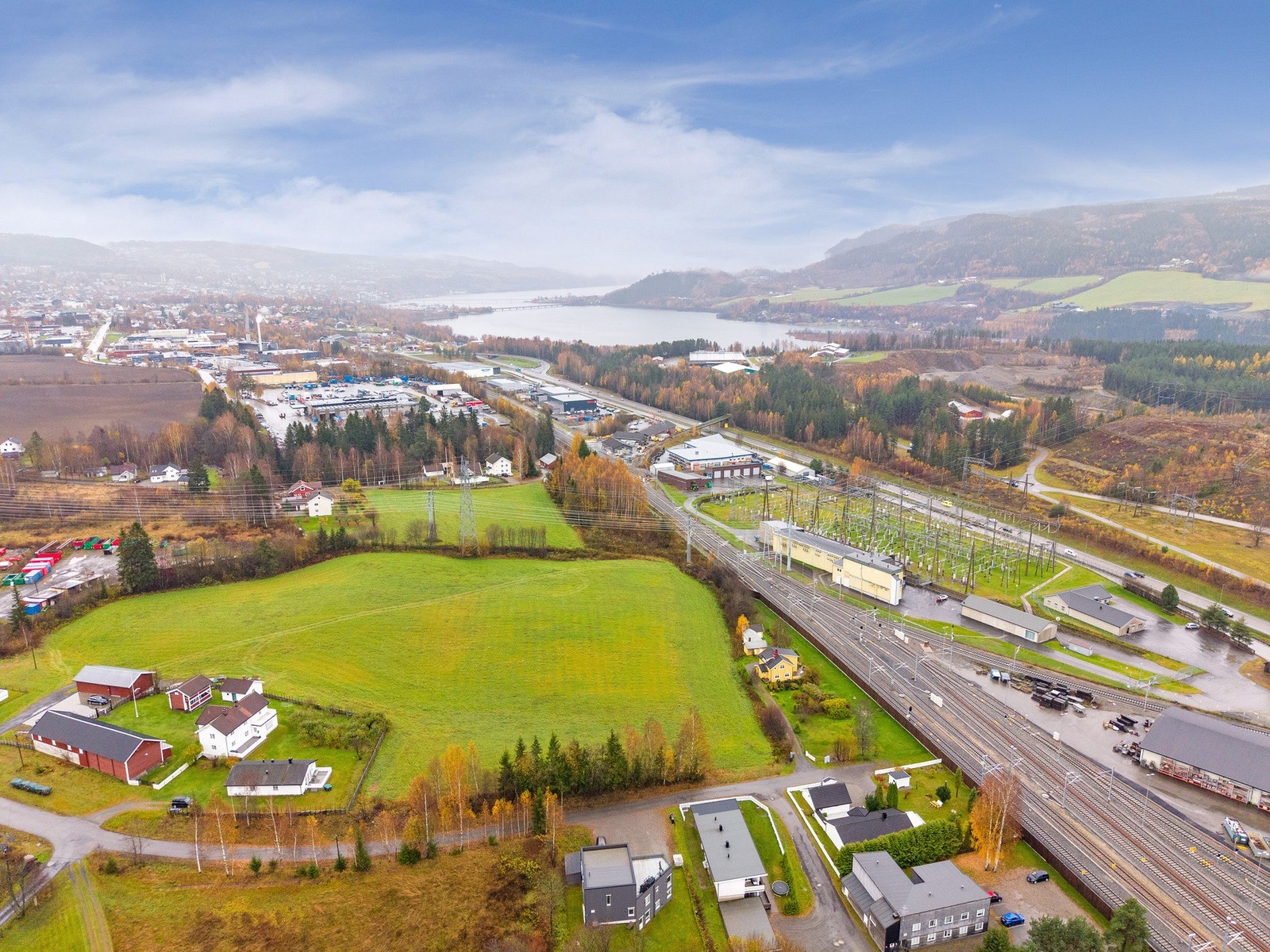 Fra eiendommen er det kort vei til både friluftsområder og Lillehammer by, med utsyn i retning Mjøsa og nærliggende åser. Galleribilde