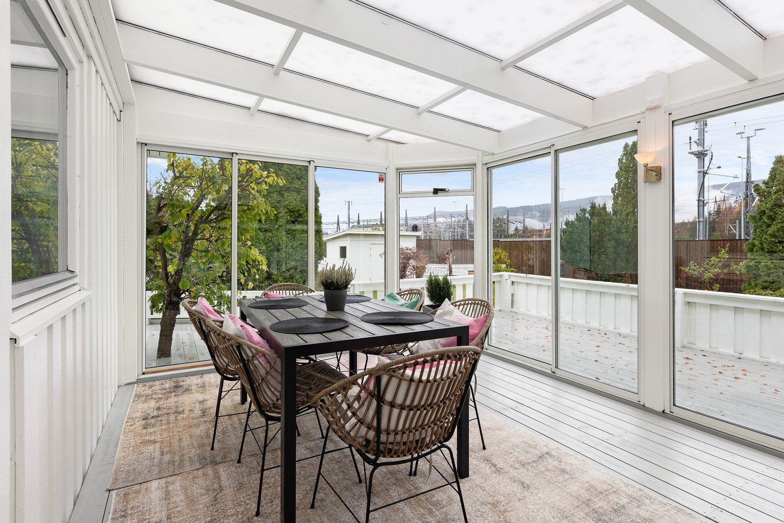 Stor hagestue med plass til spisegruppe - perfekt for lange sommerkvelder og hyggelige måltider i lune omgivelser. Galleribilde