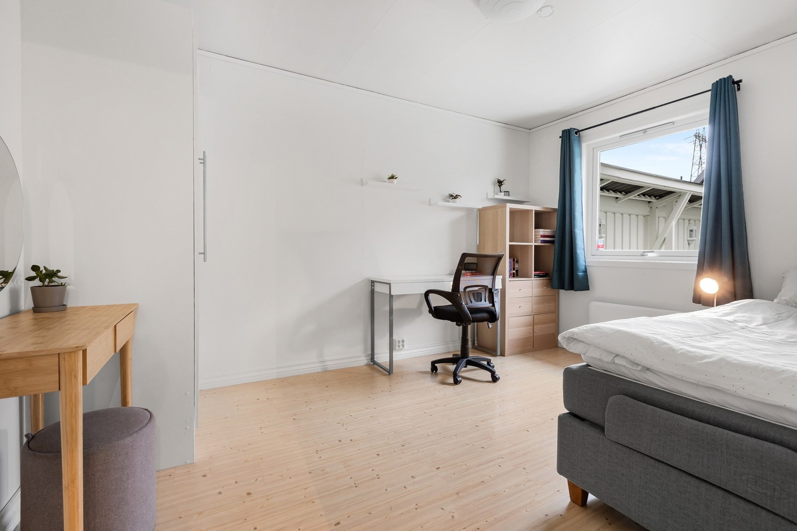 Stort soverom med plass til både seng, arbeidsplass og oppbevaring - perfekt som hovedsoverom eller gjesterom. Galleribilde