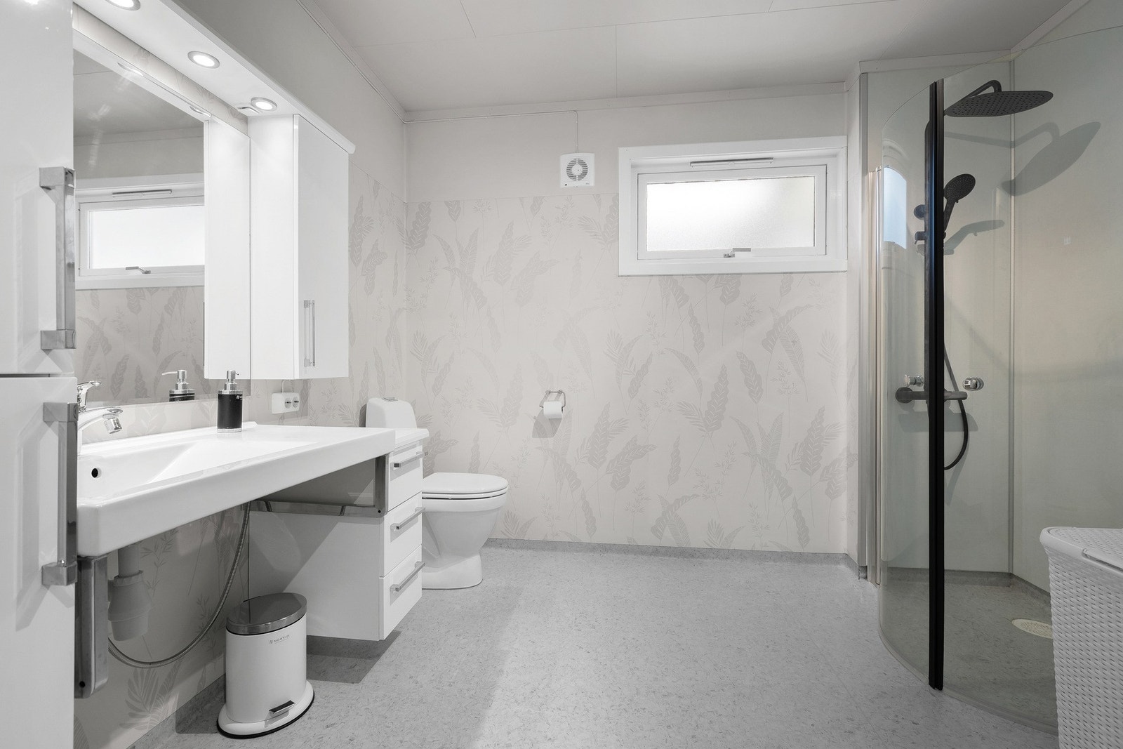 Stort og funksjonelt baderom med dusjhjørne, gulvmontert wc og god plass til oppbevaring - tilrettelagt for komfort i hverdagen. Galleribilde