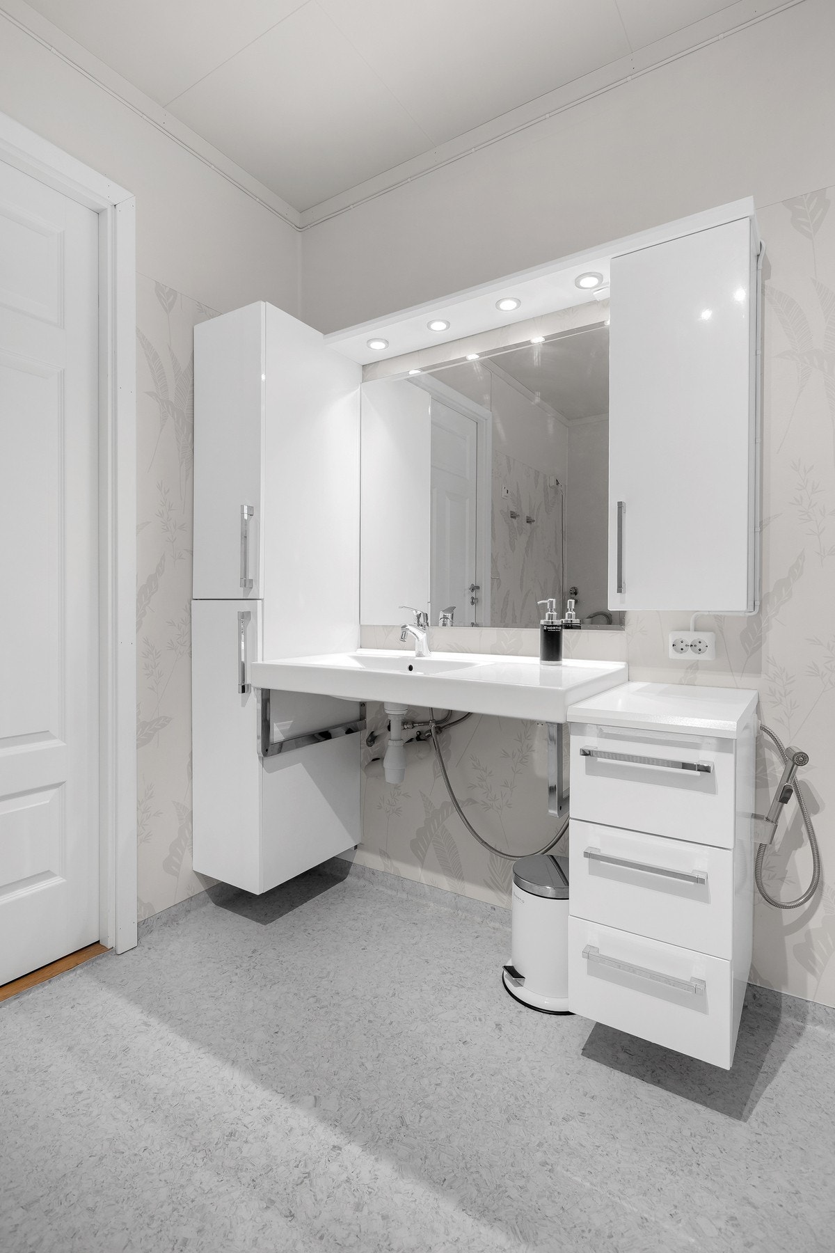 Praktisk servantløsning med speilskap og integrert belysning som gir et moderne uttrykk. Tilrettelagt for rullestolbruker. Galleribilde