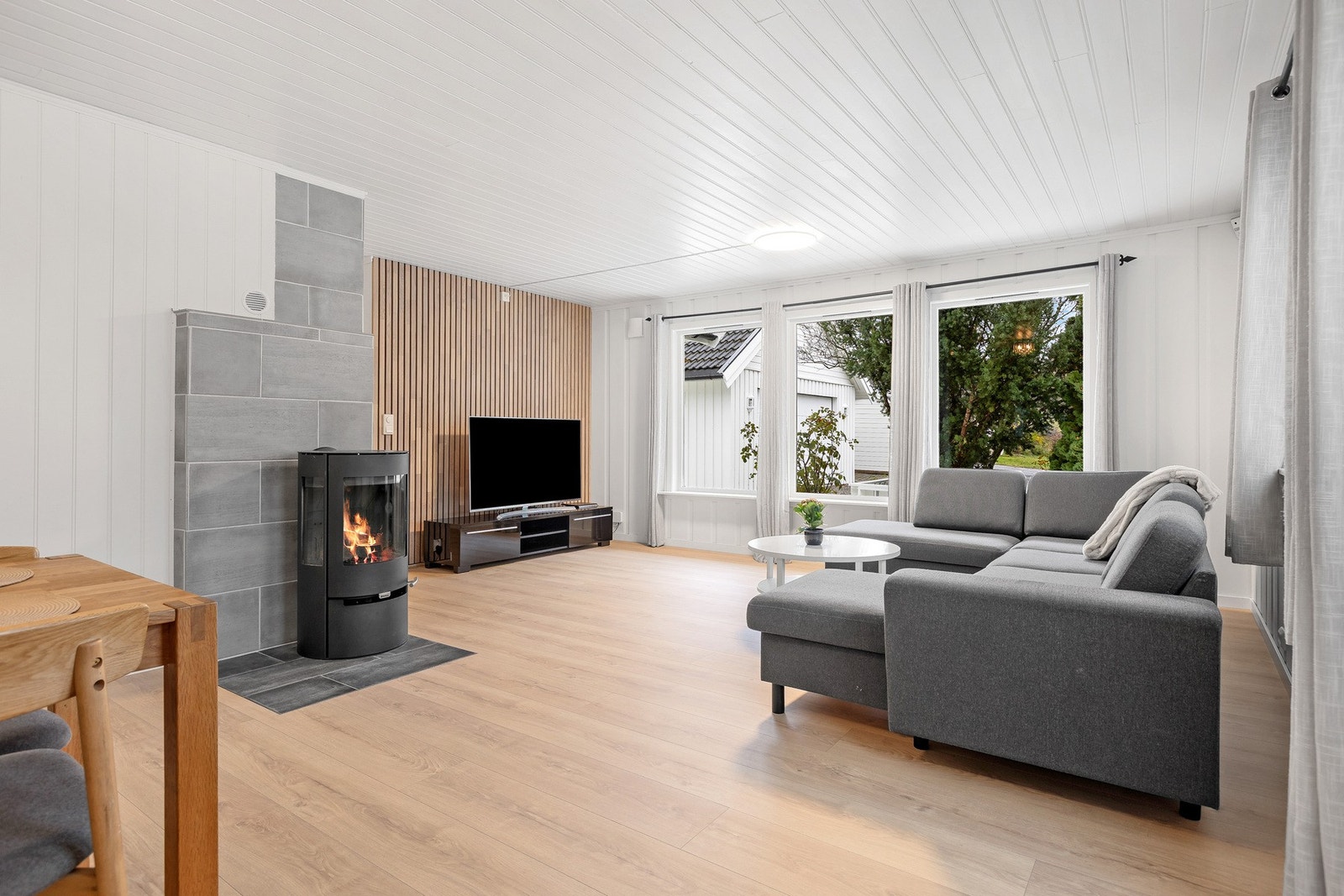 Lys, trivelig og luftig stue med kontrastvegg med spiler. Galleribilde