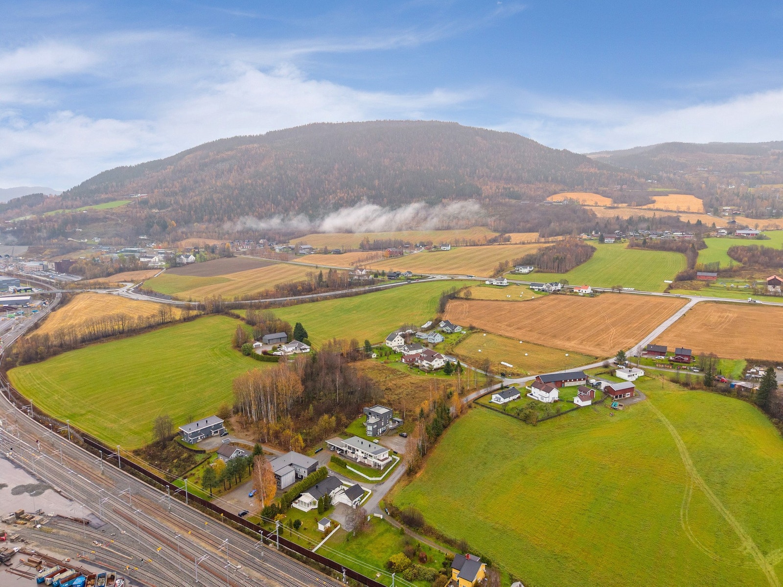 Eiendommen ligger i et etablert boligområde omgitt av jordbrukslandskap og grønne omgivelser, kun 10 minutter fra sentrum. Galleribilde