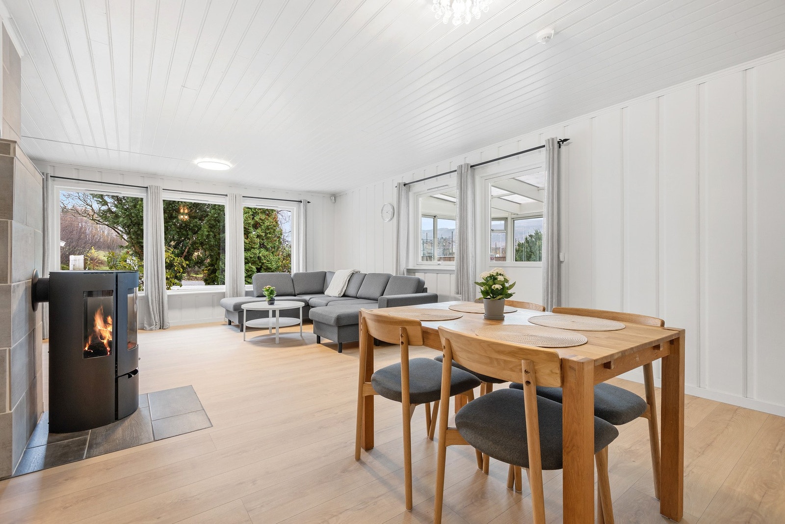 God plass for flere møbelgrupperinger i det åpne oppholdsrommet. Galleribilde