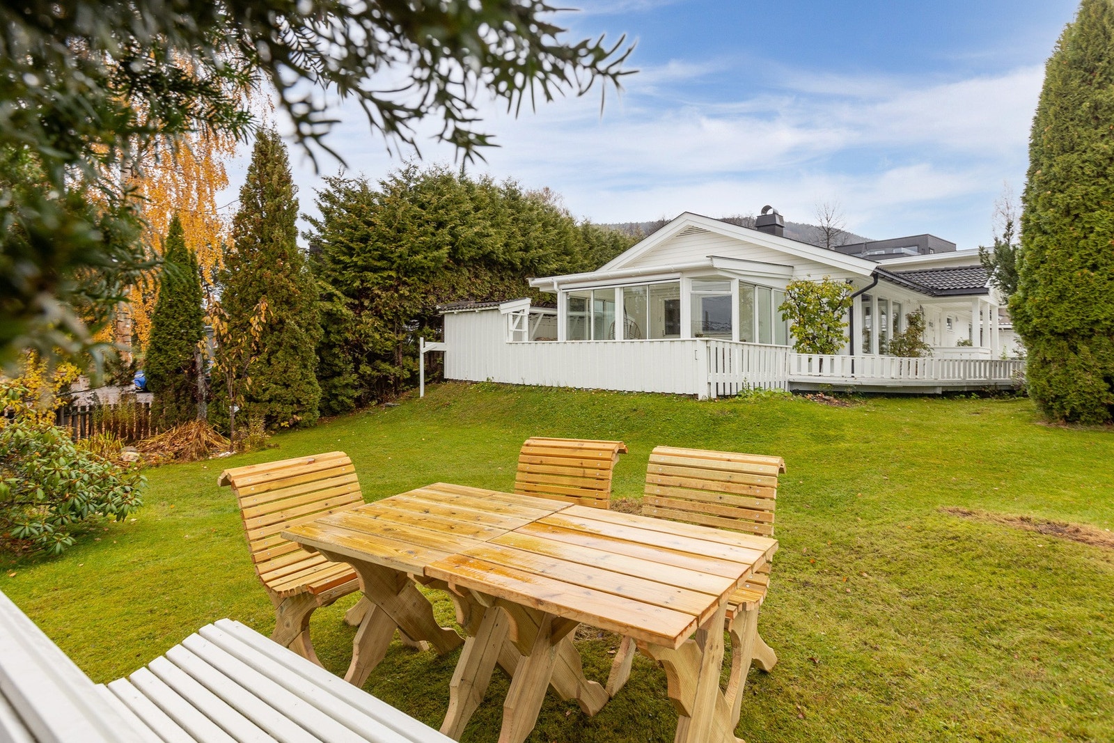 Uteplassen gir en hyggelig atmosfære og plass til både måltider og sosiale sammenkomster i grønne omgivelser. Galleribilde