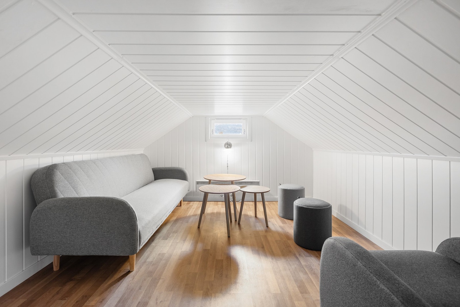 Innredet rom på garasjen - skråtak og malte panelvegger - et perfekt ekstra oppholdsrom for barn, gjester eller hjemmekontor. Rommet er ikke byggemeldt eller omsøkt. Galleribilde