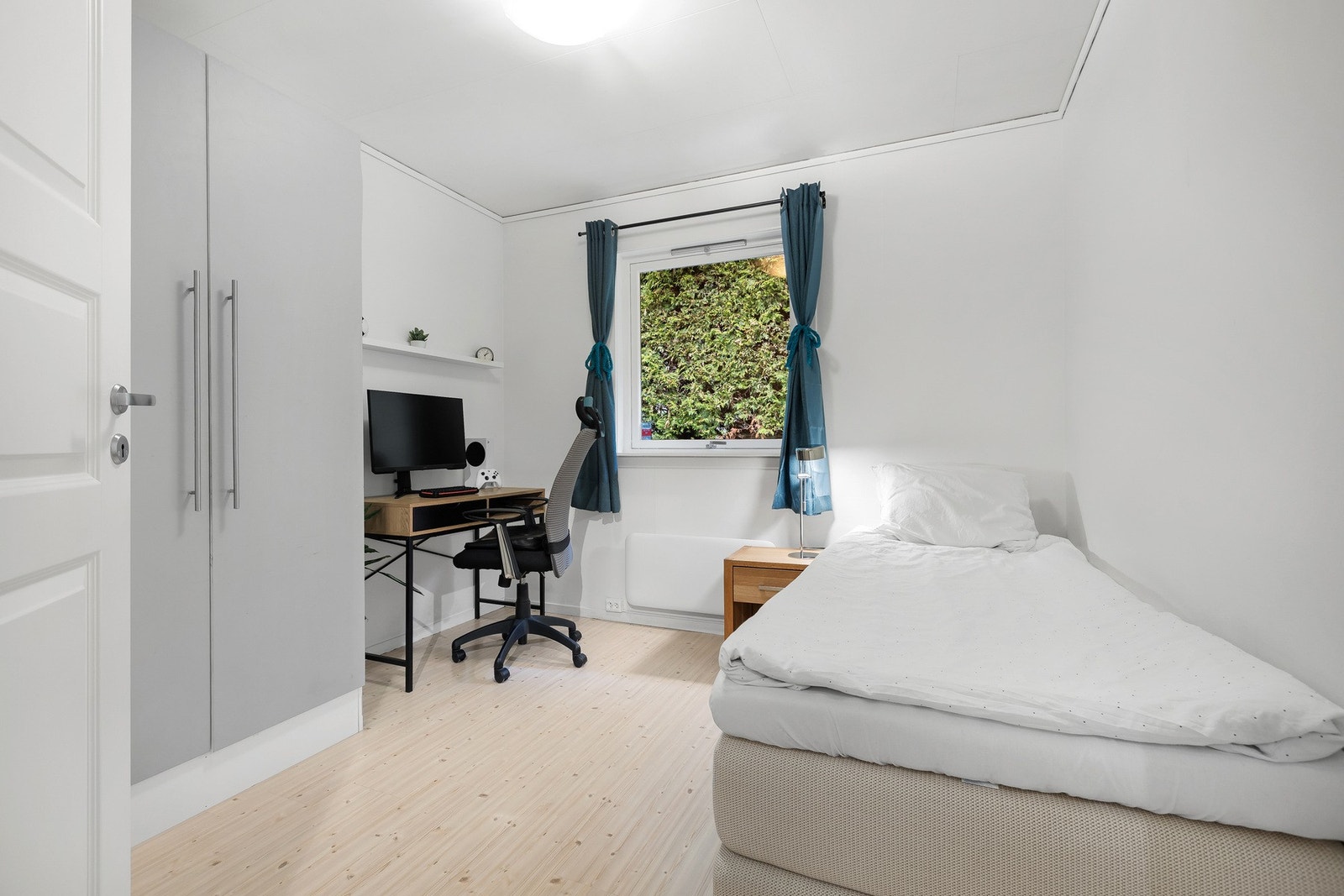 Trivelig rom med plass til seng, skrivebord og garderobe - ideelt for studier og rolig avslapping. Galleribilde