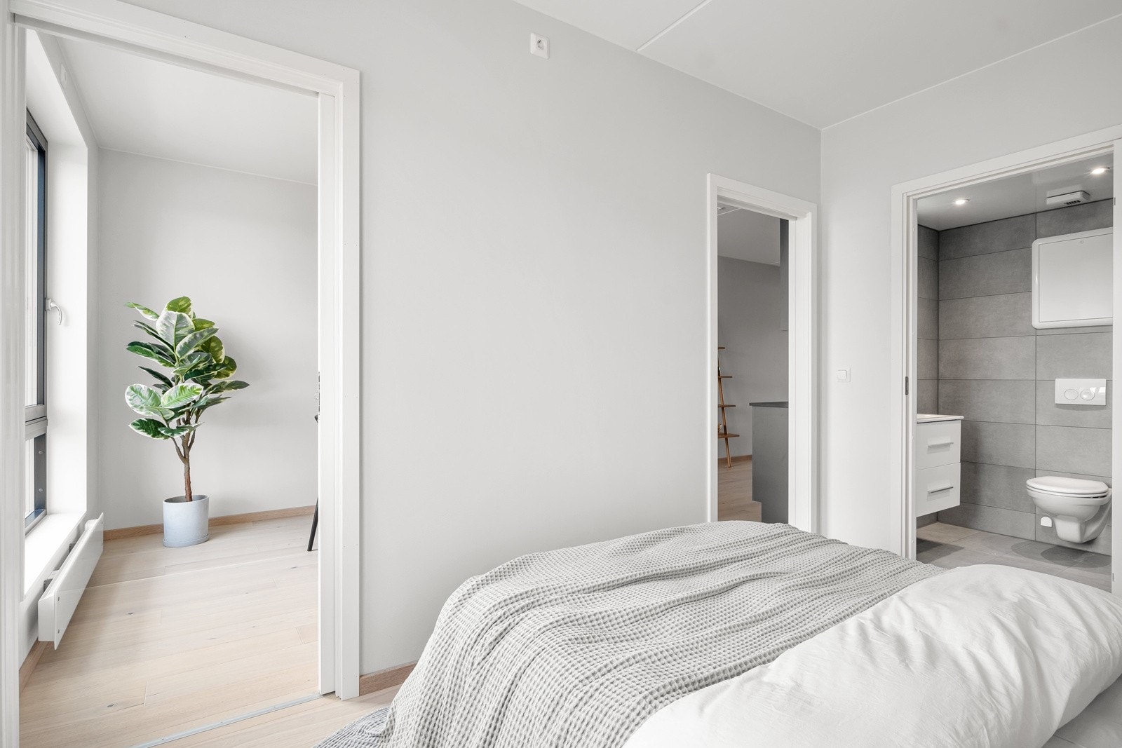 Soverommene ligger i hver sin ende av leiligheten. Galleribilde