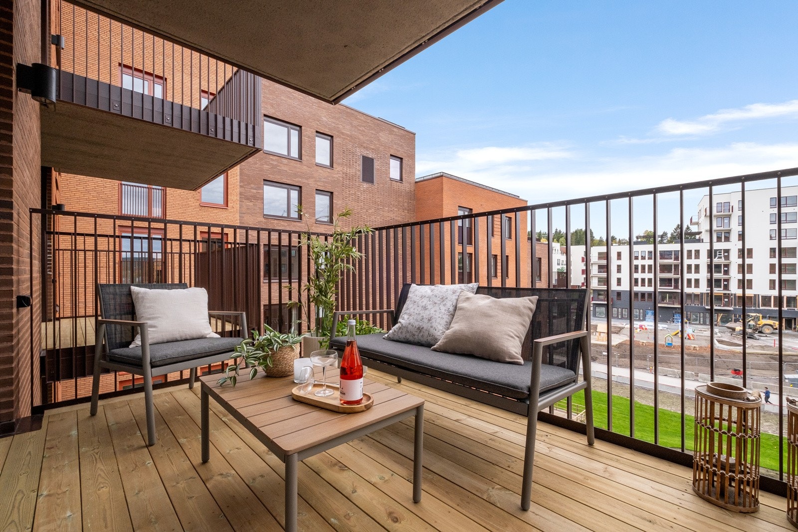 Fin uteplass med takoverbygg. God plass til utemøblementet. Galleribilde