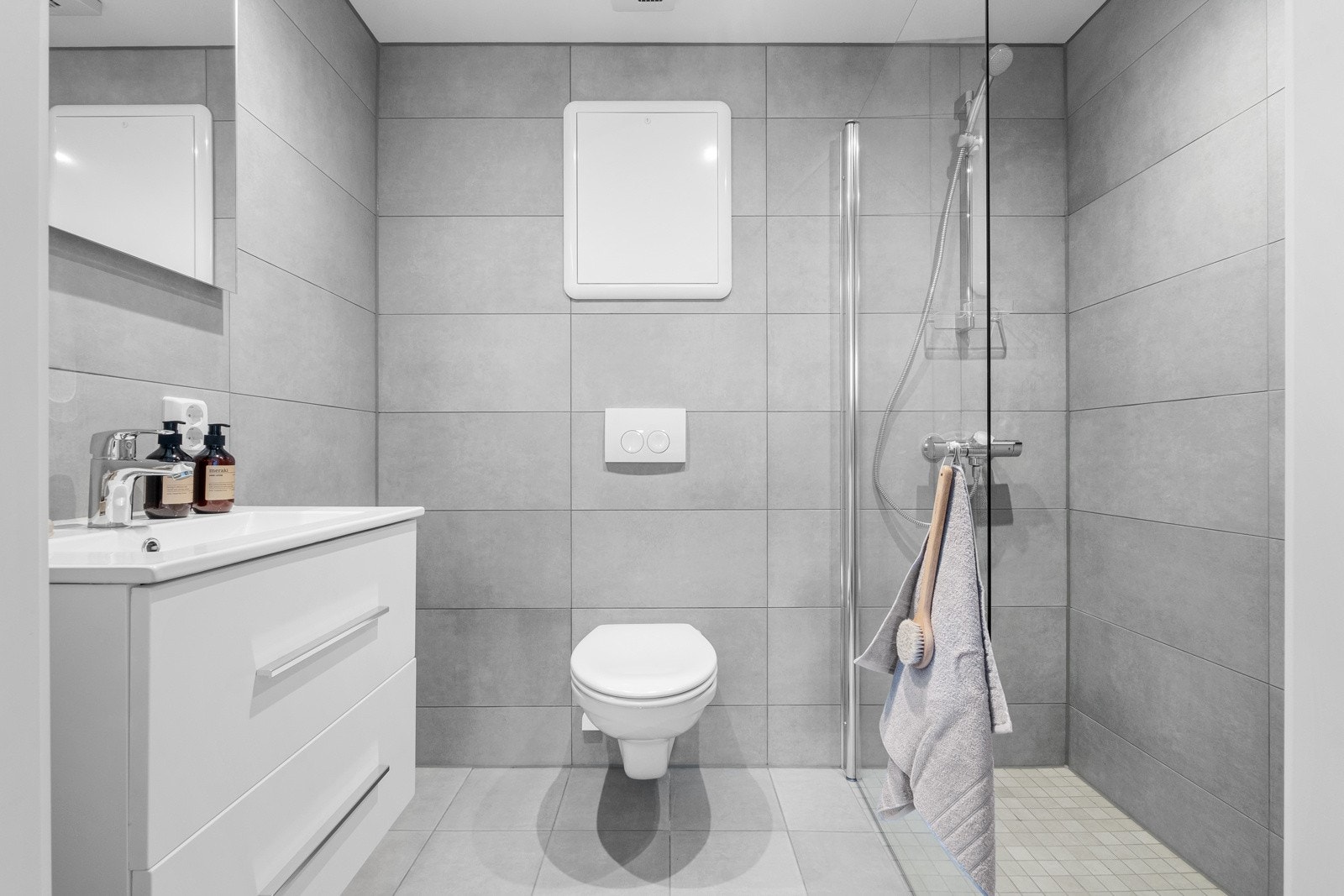 Begge badene er flislagte med varme i gulvet og er komplett utstyrt. Galleribilde