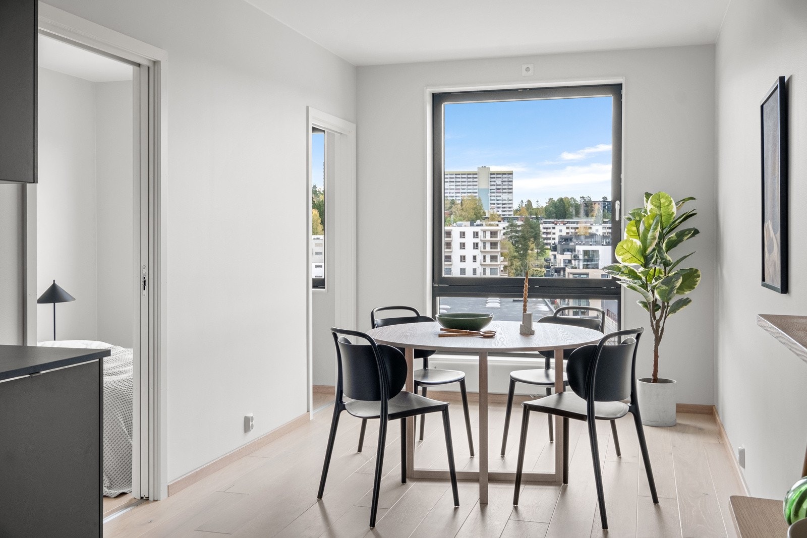 Spisebordet finner sin naturlige plassering ved kjøkkenet. Galleribilde