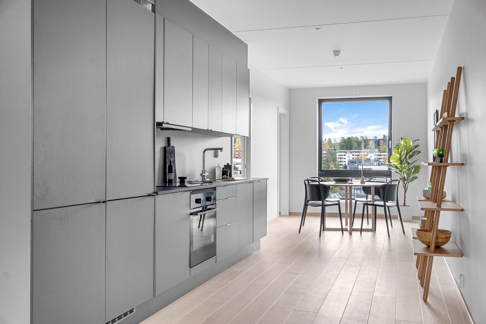 Komplett utstyrt med integrerte hvitevarer. Galleribilde