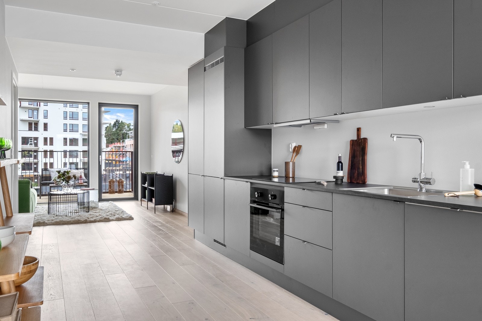 Lekkert kjøkken med minimalistisk stil, takhøy innredning og ubrutte linjer. Galleribilde