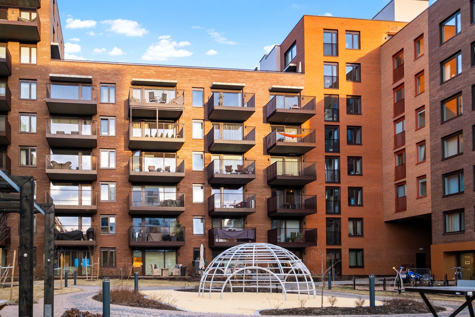 Fine fellesområder. Denne er siden av bygget der leiligheten har balkong. Galleribilde