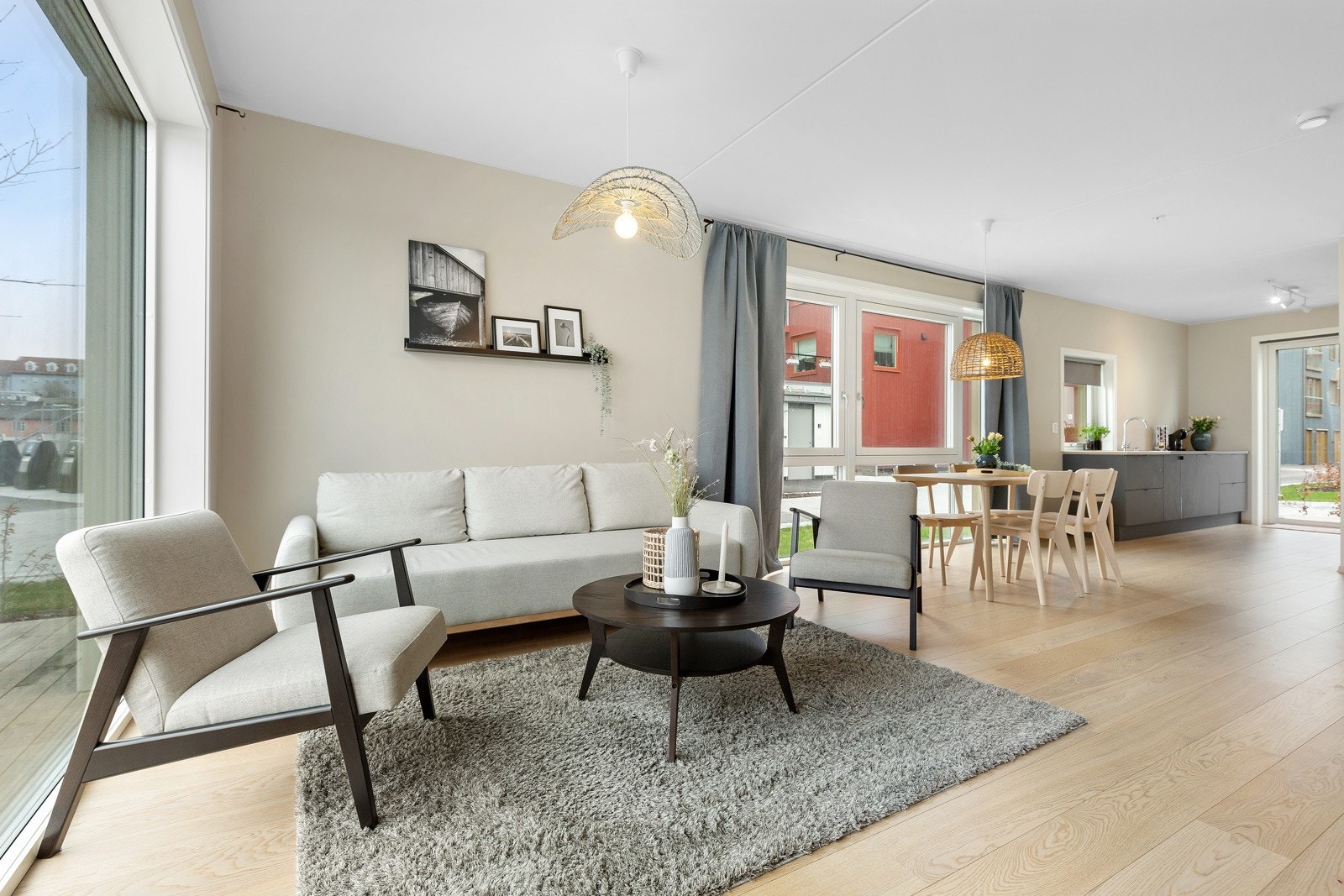 Romslig og lys stue hvor det er plass til både sofagruppe og spisebord Galleribilde