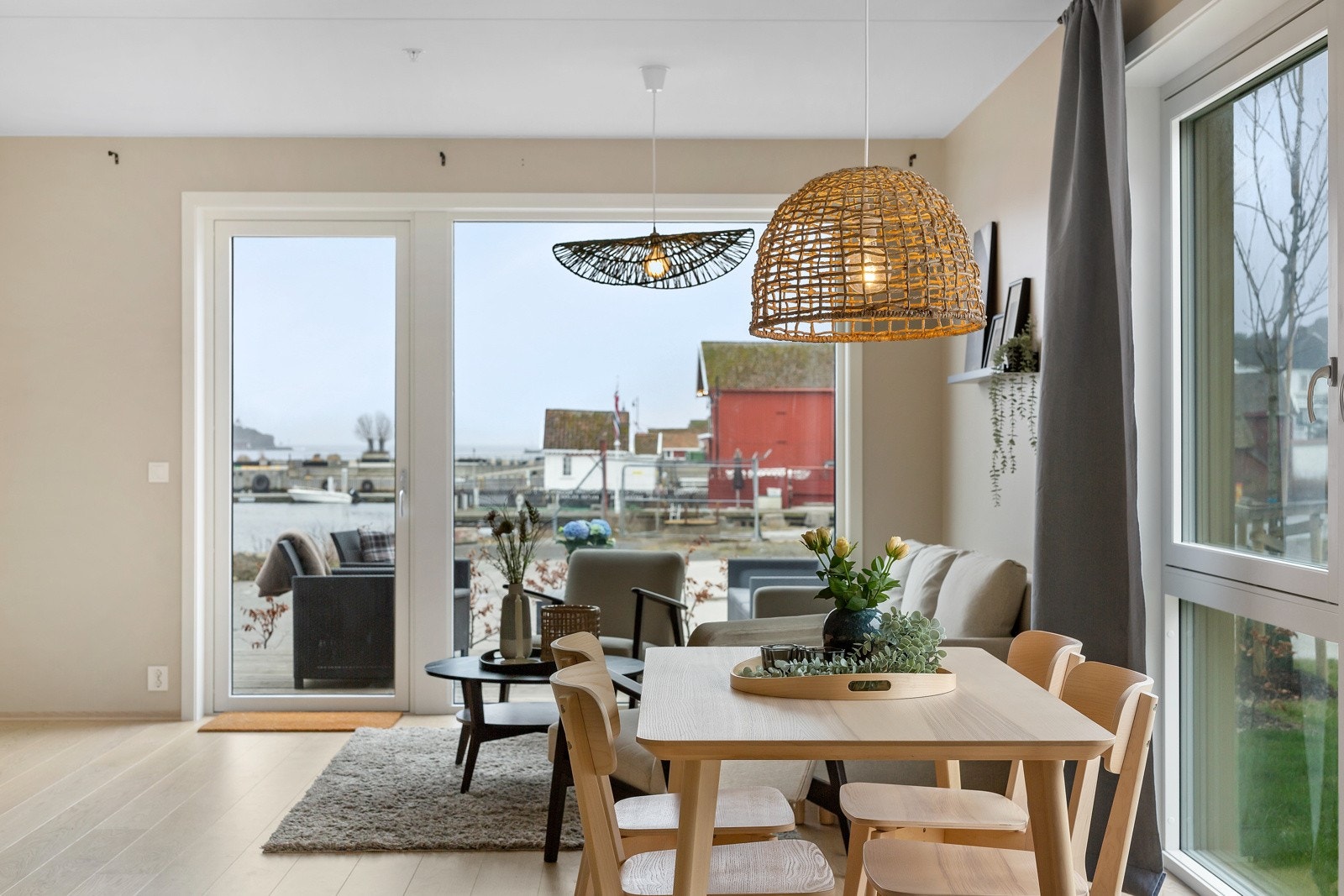 Fin kobling mellom kjøkken og spisestue. Galleribilde