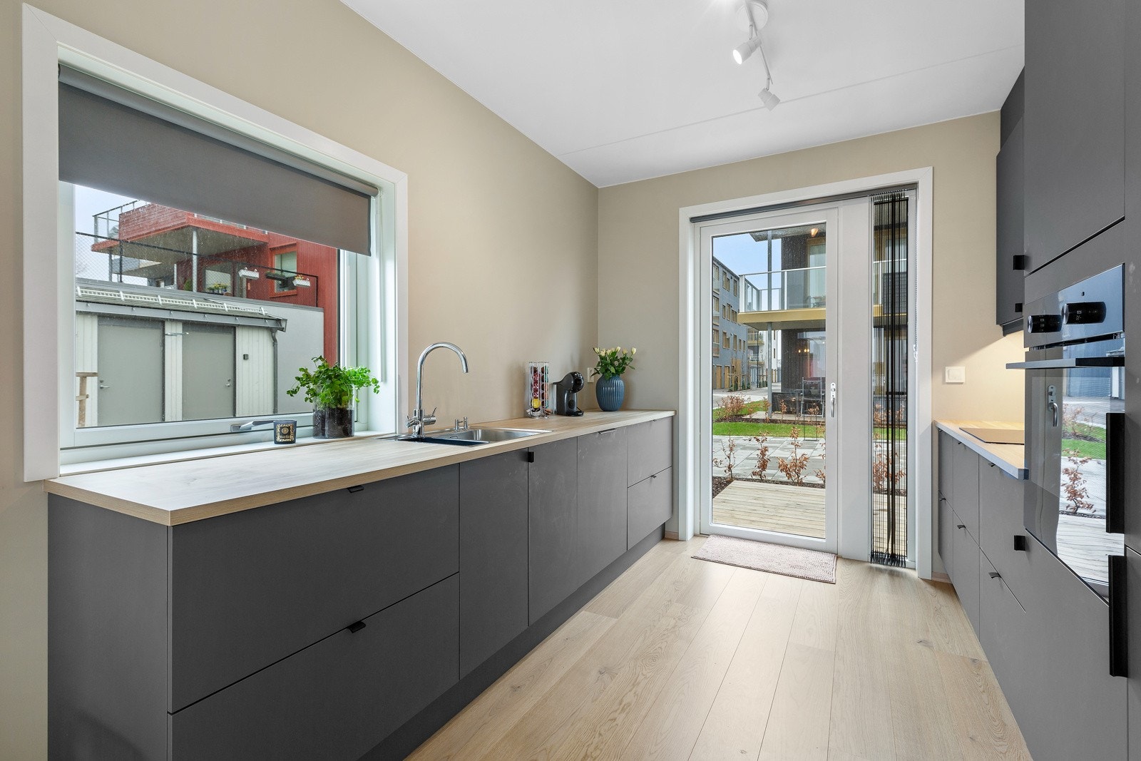 Stue/kjøkken i åpen løsning med trivelig kjøkken som er skapt for trivsel og stor matglede for store og små. Galleribilde