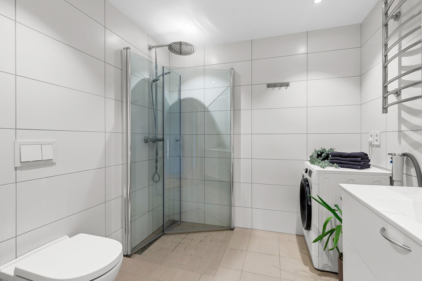 Fliser på gulv og vegg. Malte plater i himlingen med downlights. Galleribilde