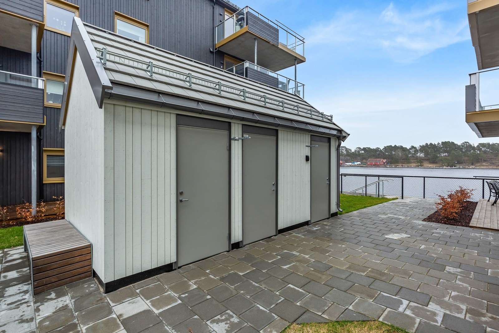 Romslig sportsbod rett på utsiden av inngangsdøren Galleribilde