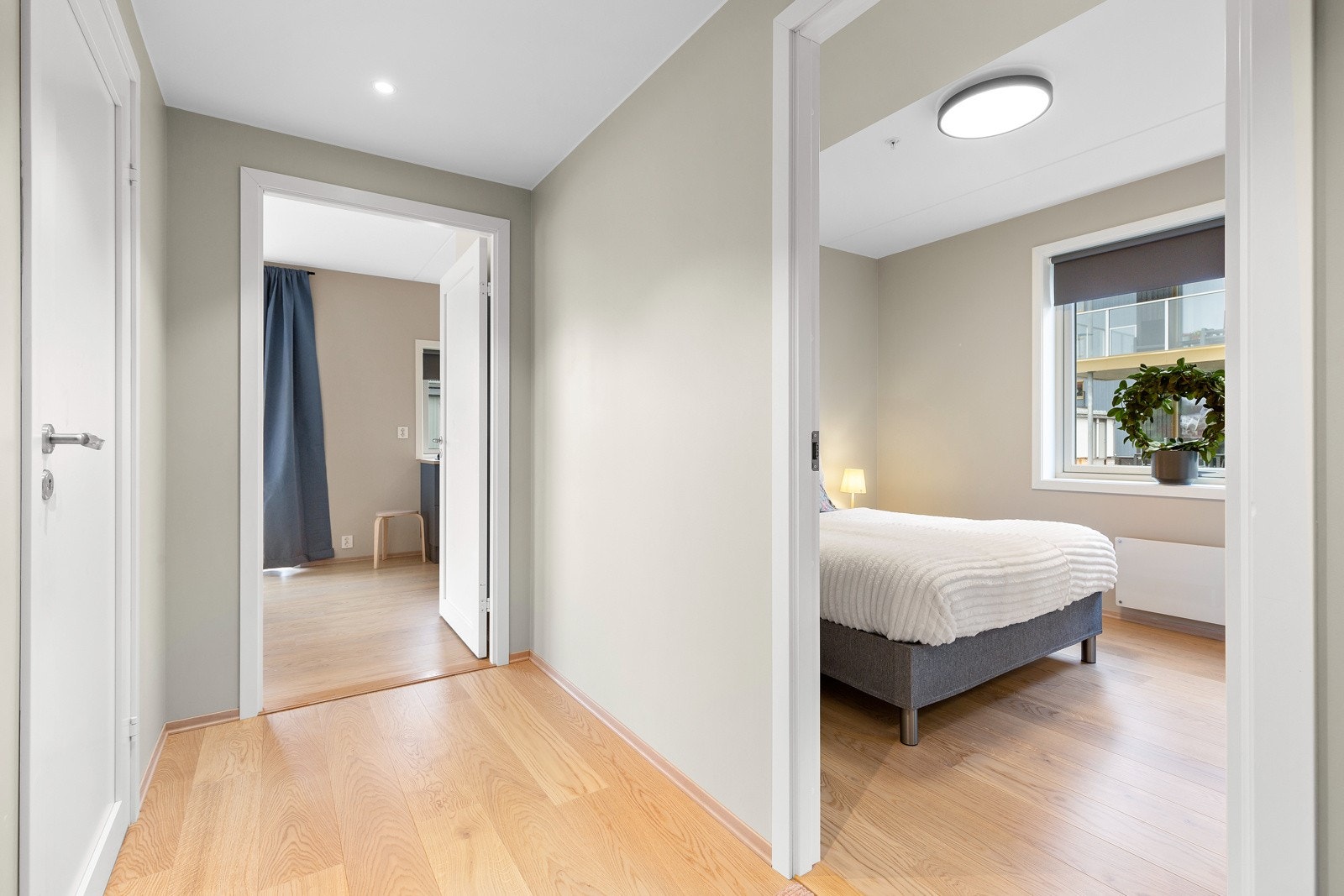 Flott leilighet som holder en god standard med stue/kjøkken, bad, 2 soverom, garasje, båtplass og nydelig utsikt. Galleribilde