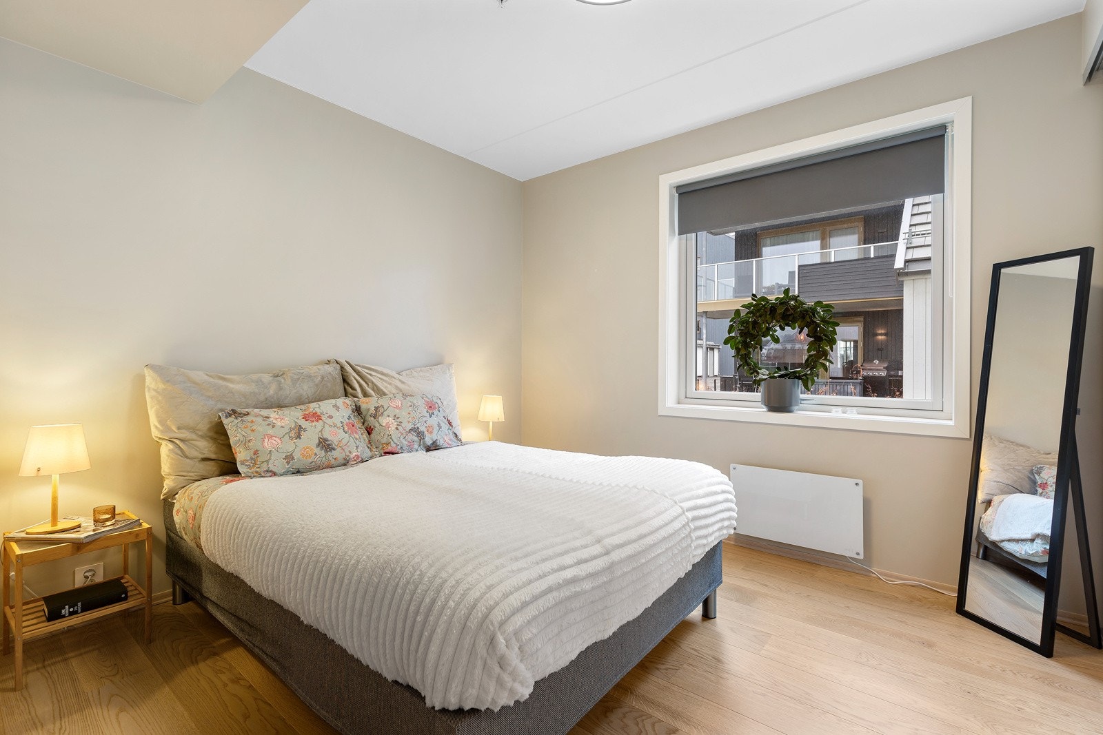 Nydelig master bedroom med god plass til dobbelseng, samt skyvedørsgarderobe. Galleribilde