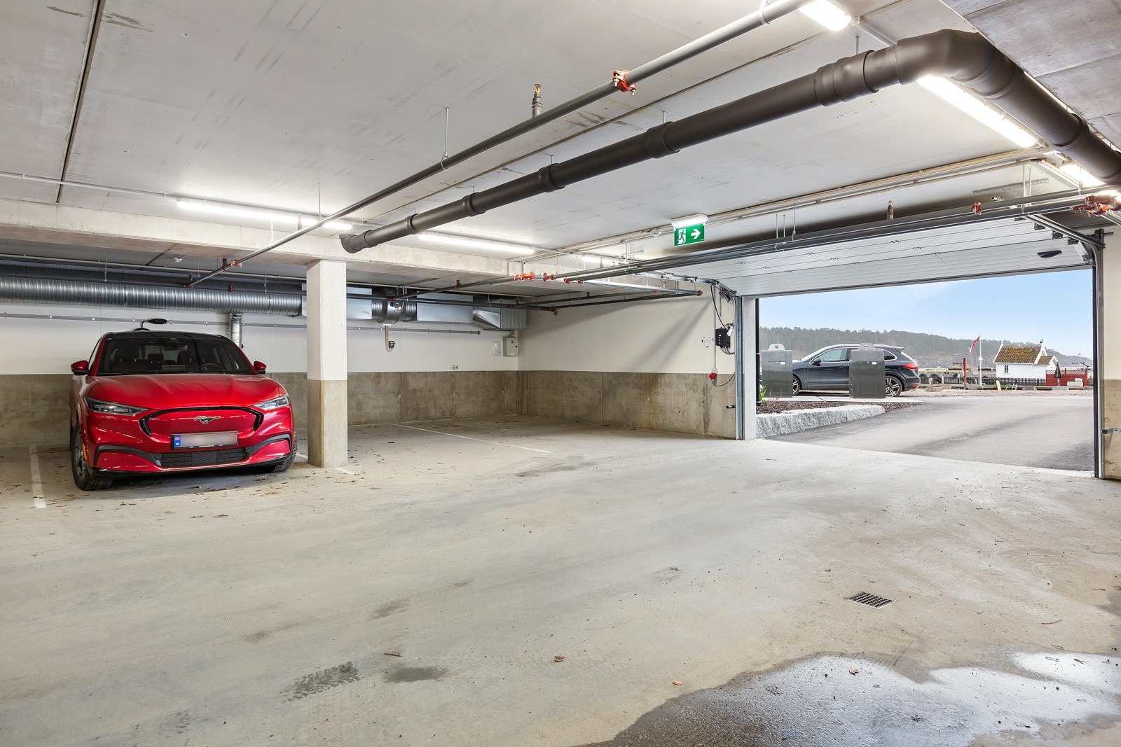 Parkeringsplass rett på innsiden av garasjeporten Galleribilde