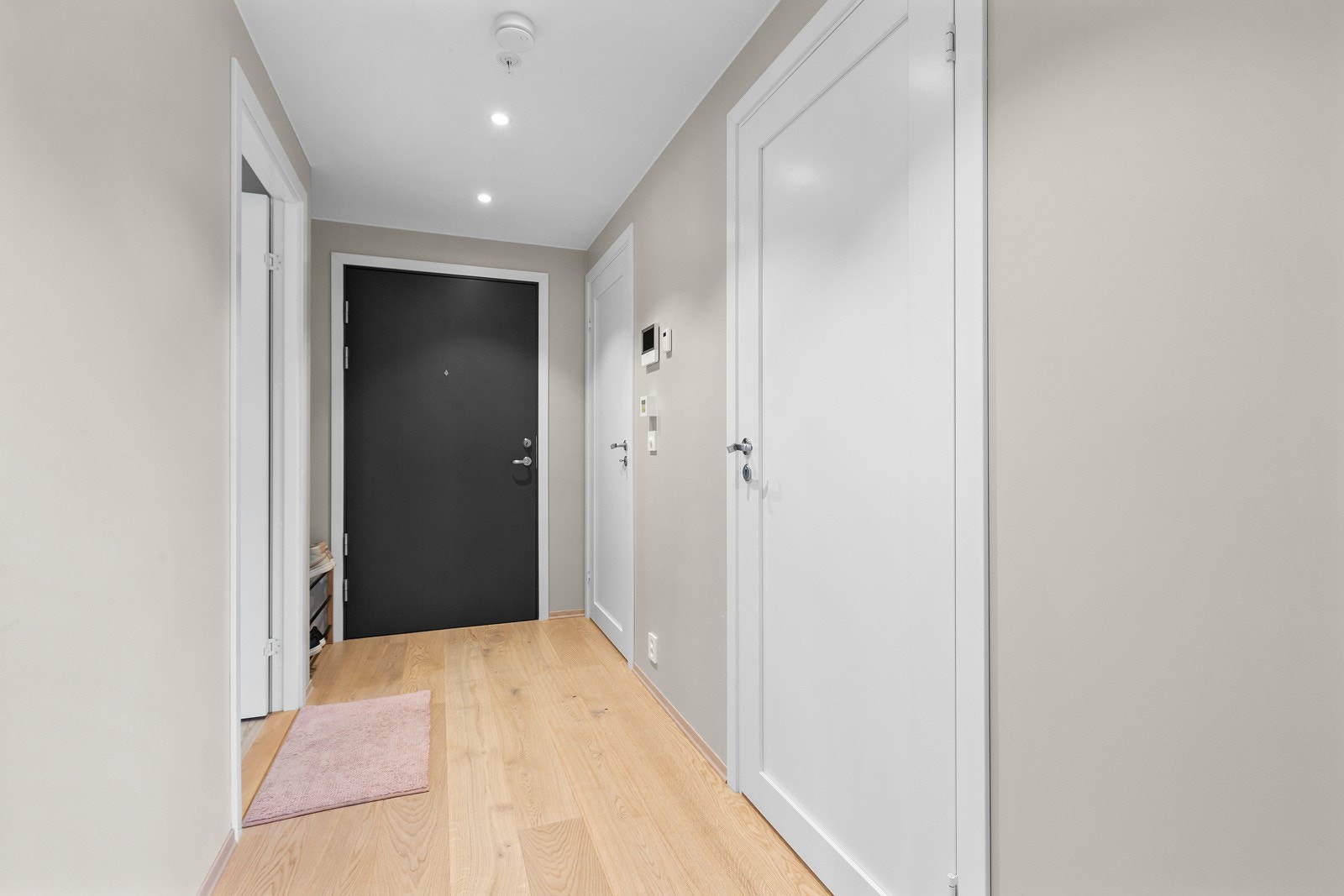 Lys og trivelig vindfang som ønsker deg velkommen inn, med god plass til sko og yttertøy. Galleribilde