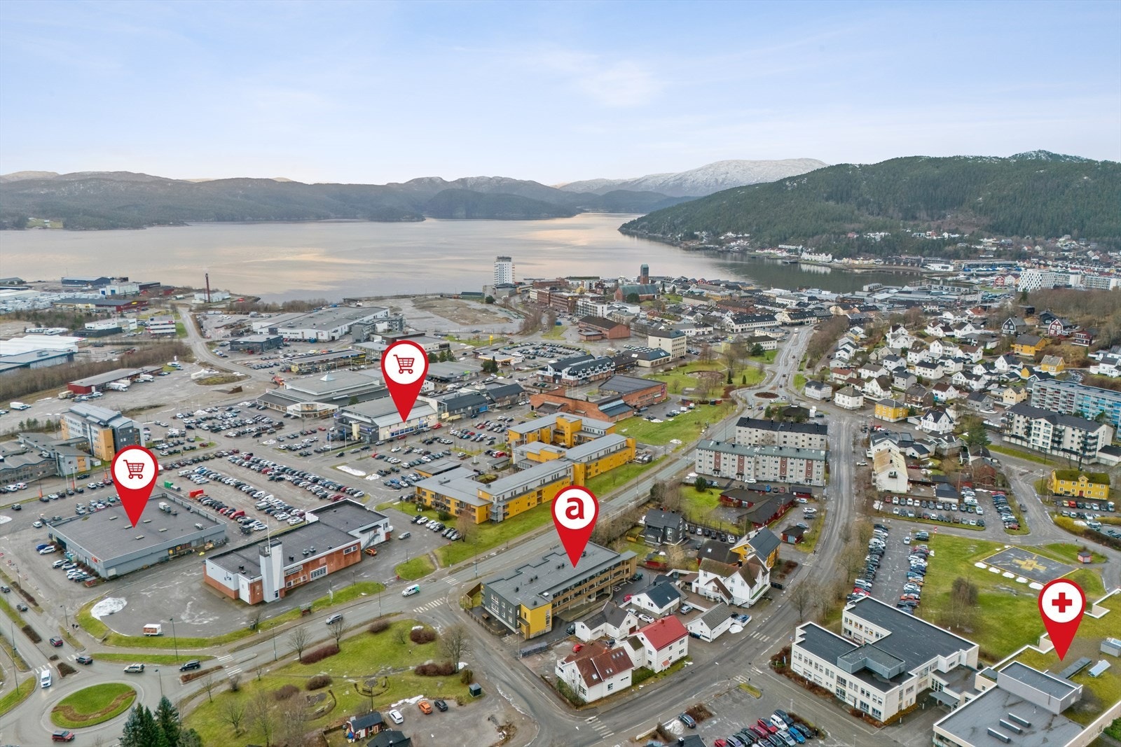 Plassering i forhold til butikk og sykehuset. Galleribilde