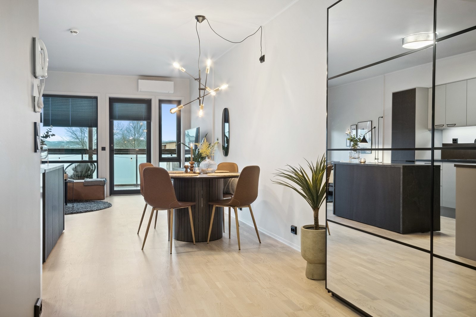 Garderobeskap med gjesteseng. Galleribilde