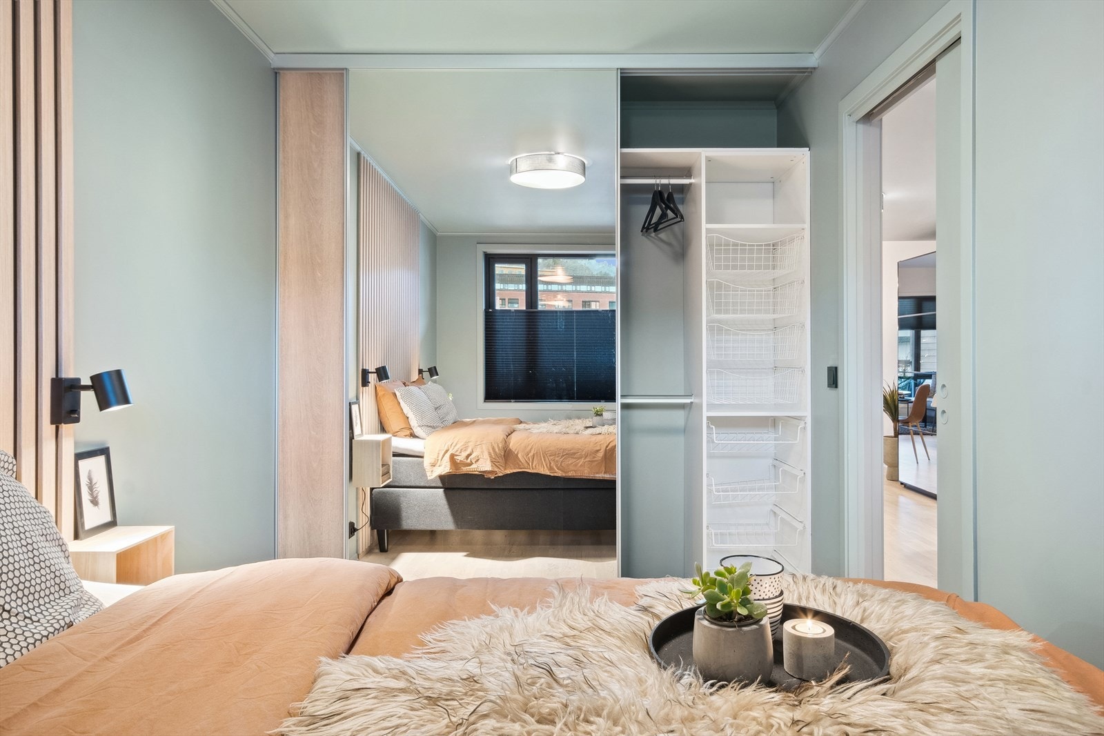 Soverom med skyvedørsgarderobe. Galleribilde