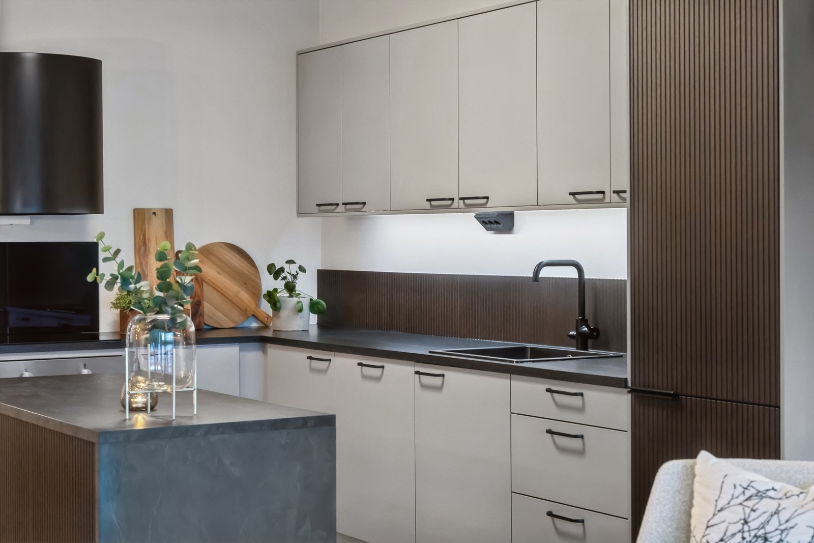 Kjøkkeninnredning er oppfrisket i 2024 med ny kjøkkenøy, ny krane, beskyttelse og lys over benk Galleribilde