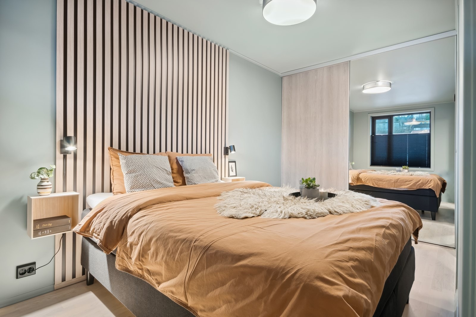 Soverom med skyvedørsgarderobe. Galleribilde