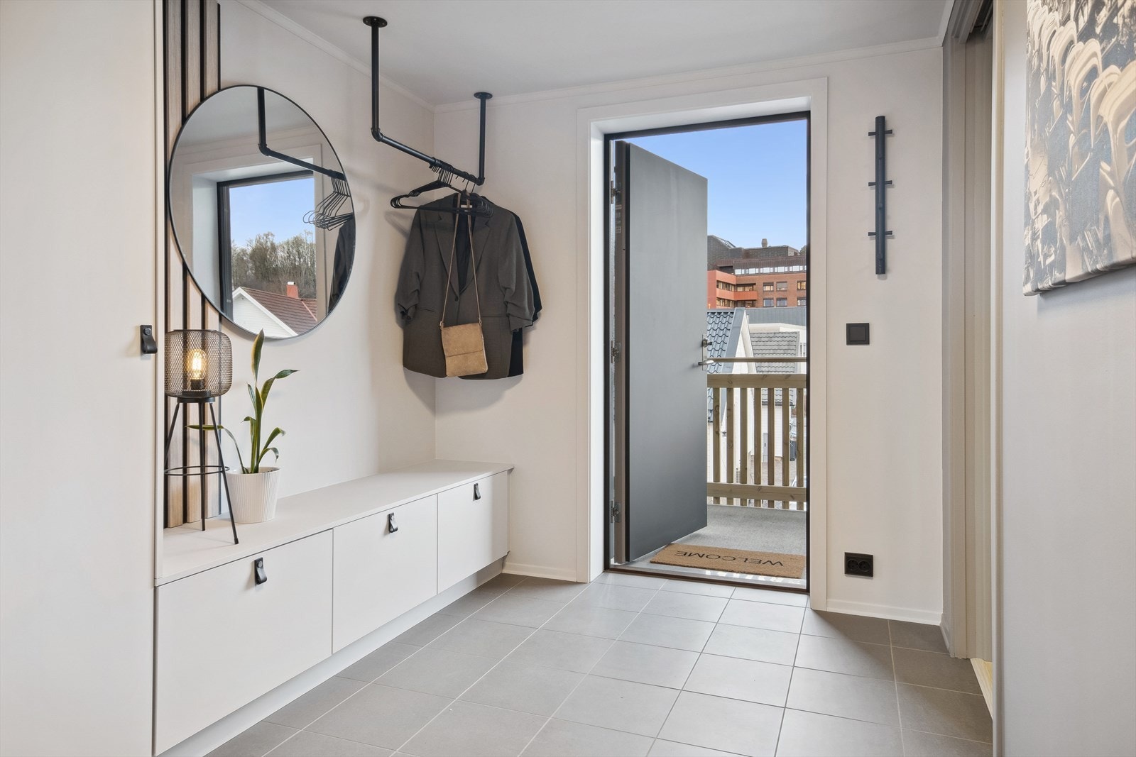 Entré med skap/skuffer for oppbevaring. Galleribilde