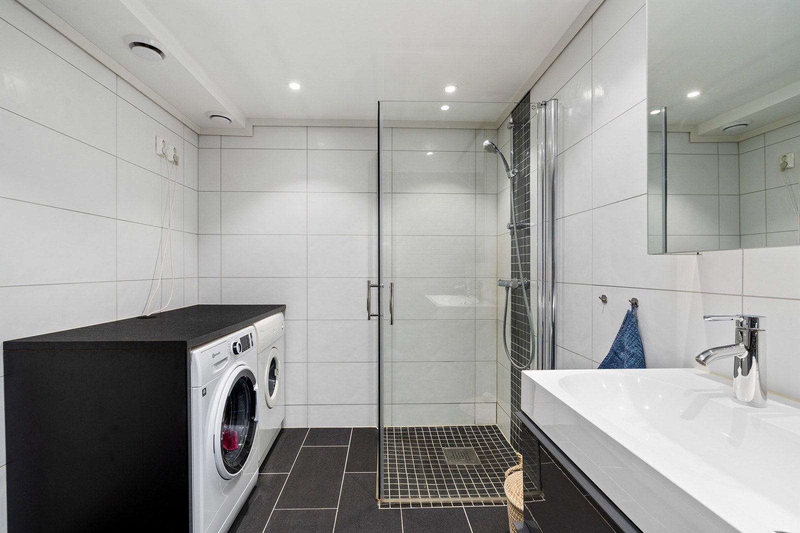 God og praktisk løsning til vaskemaskin og tørketrommel Galleribilde