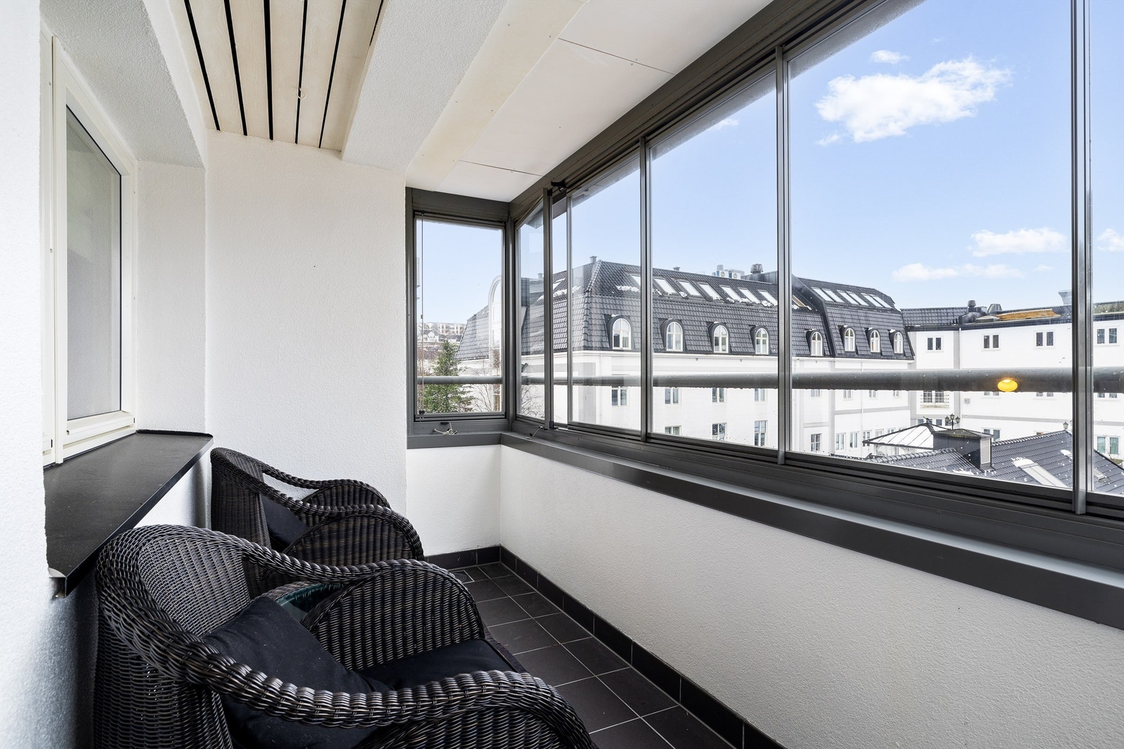 Lun og innglasset balkong Galleribilde