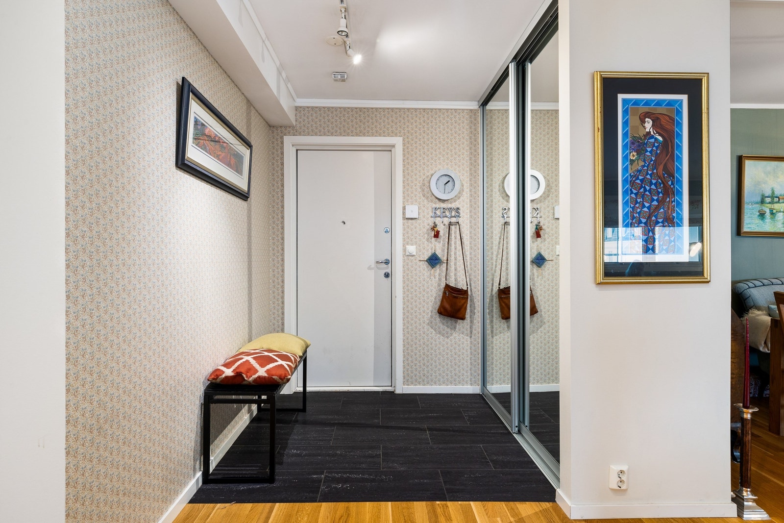 Inngangspartiet har praktisk garderobeløsning og god plass til omkledning Galleribilde