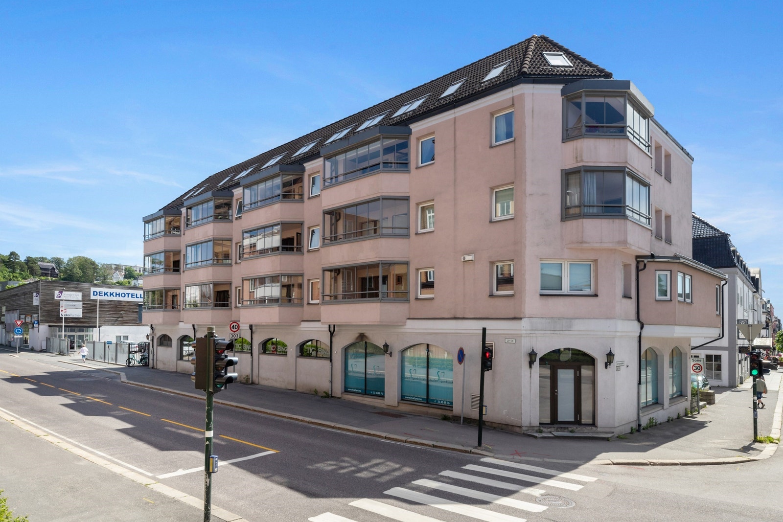 Fasade mot nord. Leiligheten ligger på motsatt side av bygget, vendt mot syd og bort fra gaten. Galleribilde